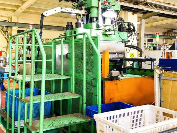 橡胶注射成型机