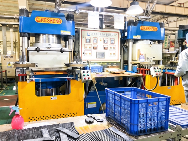 ゴム平圧成形機